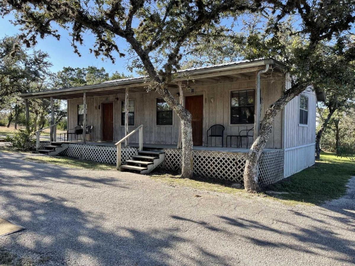 West 1077 Guest Ranch - Retreat Bed & Breakfast Tarpley Exterior photo