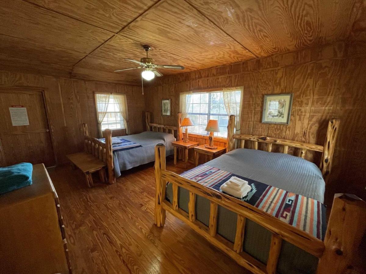 West 1077 Guest Ranch - Retreat Bed & Breakfast Tarpley Exterior photo