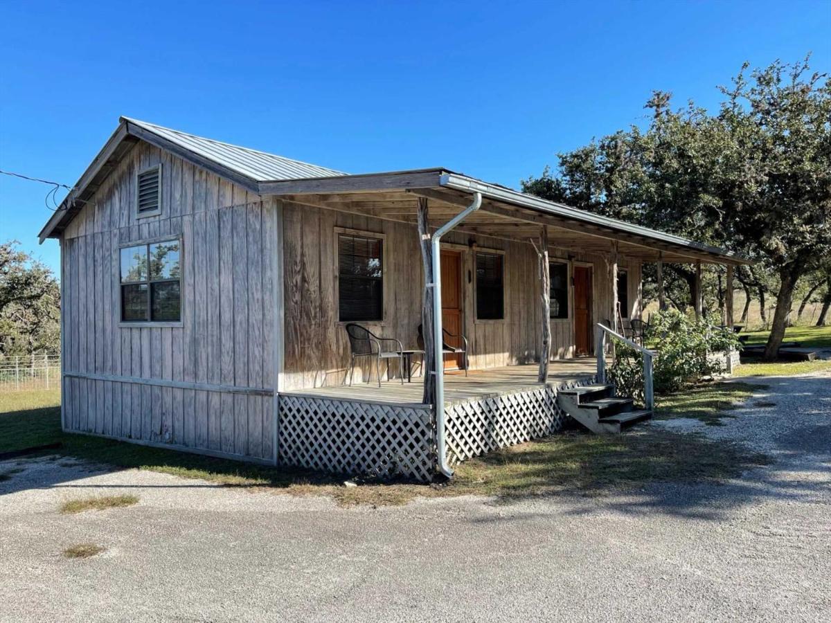 West 1077 Guest Ranch - Retreat Bed & Breakfast Tarpley Exterior photo