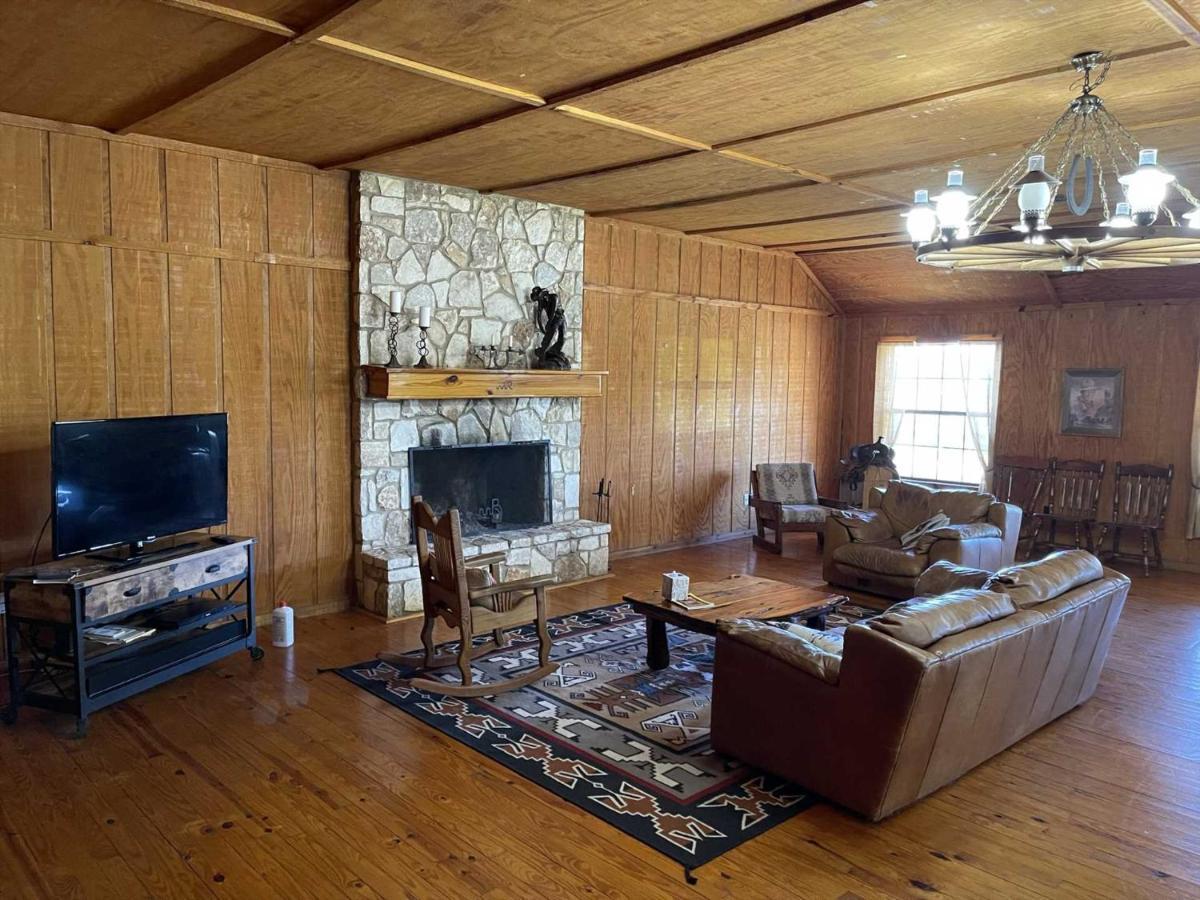 West 1077 Guest Ranch - Retreat Bed & Breakfast Tarpley Exterior photo