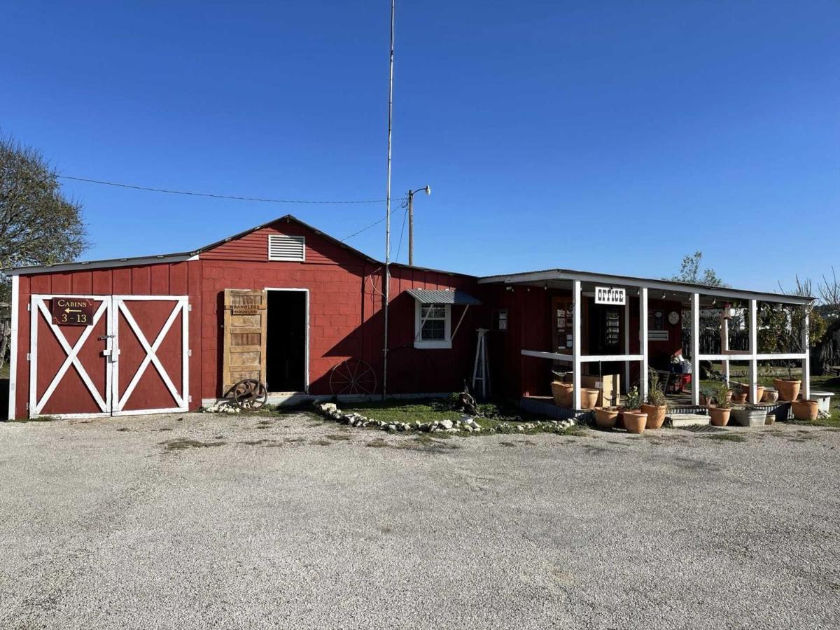 West 1077 Guest Ranch - Retreat Bed & Breakfast Tarpley Exterior photo