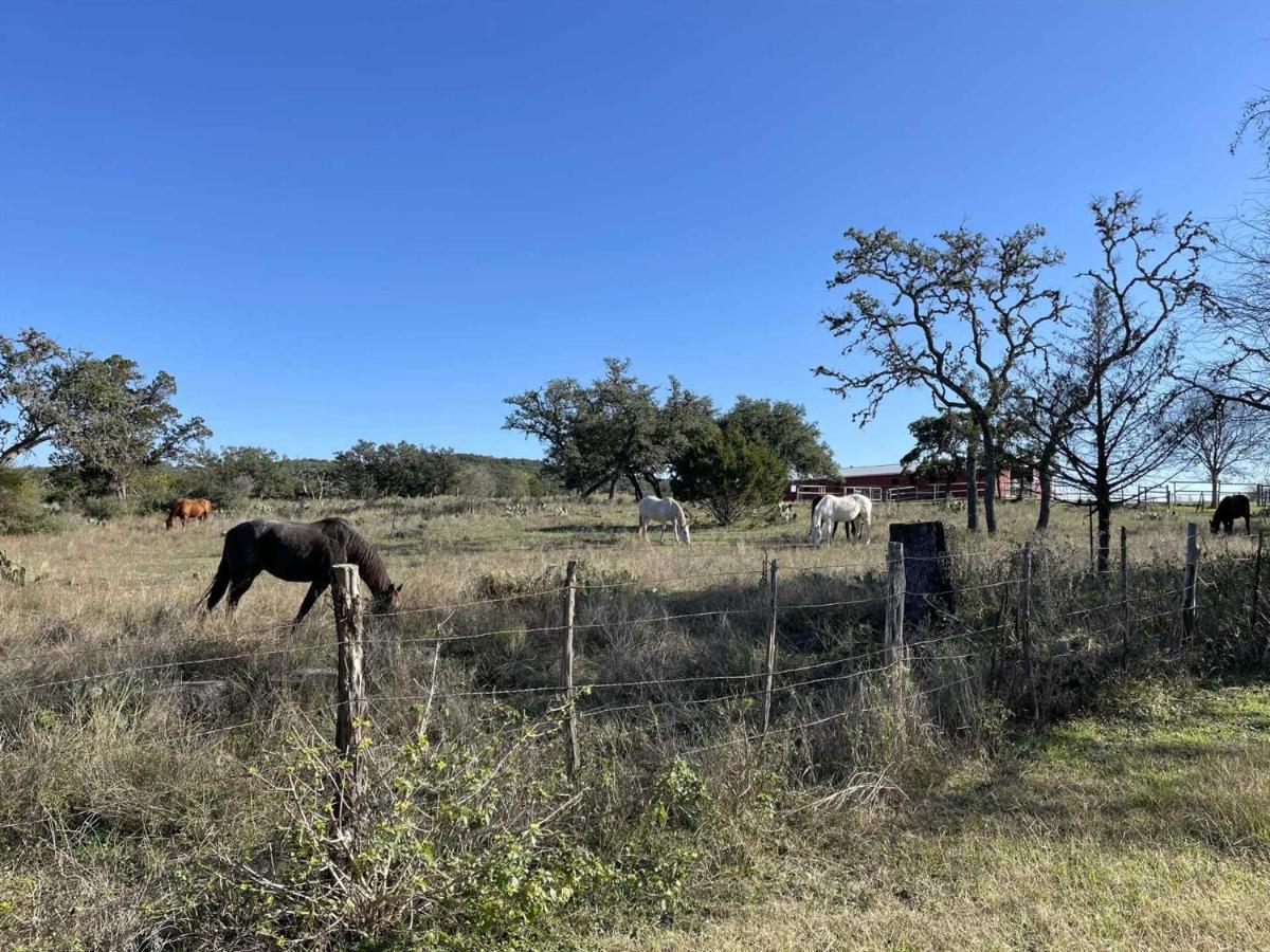 West 1077 Guest Ranch - Retreat Bed & Breakfast Tarpley Exterior photo