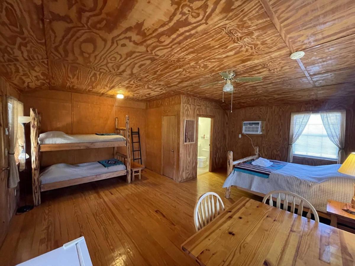 West 1077 Guest Ranch - Retreat Bed & Breakfast Tarpley Exterior photo