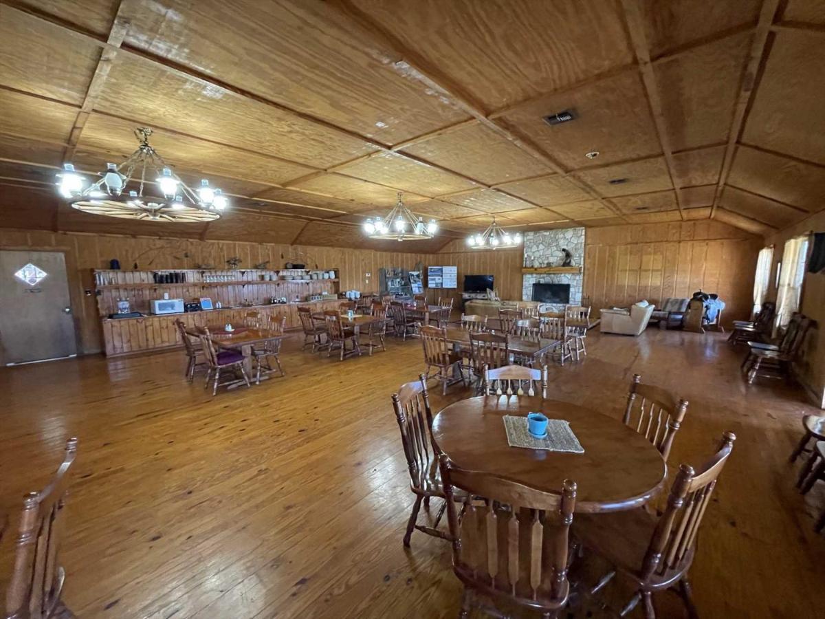 West 1077 Guest Ranch - Retreat Bed & Breakfast Tarpley Exterior photo