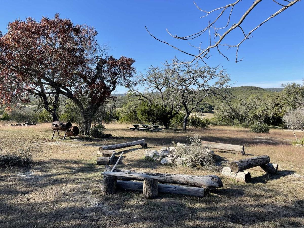 West 1077 Guest Ranch - Retreat Bed & Breakfast Tarpley Exterior photo
